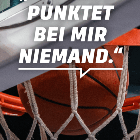 Basketballkorb mit Ball und dem Text: &bdquo;Mit Hass punktet bei mir niemand. H&ouml;r auf deinen Sport.&ldquo;