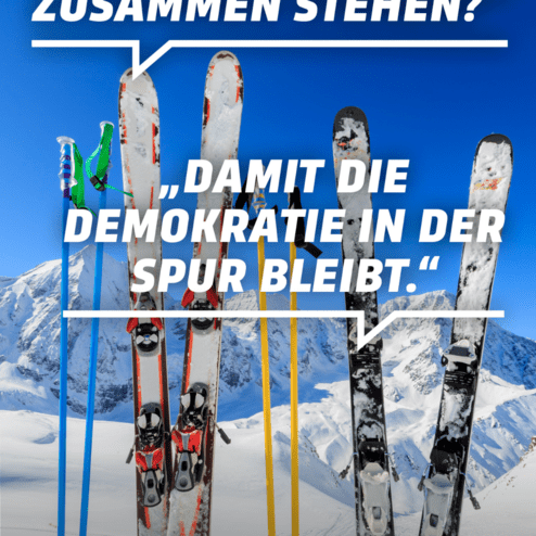 Skier stehen in den Bergen, umrahmt von Zitattexten &uuml;ber Demokratie und Sport. Schnee bedeckt die Landschaft.