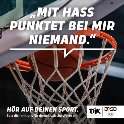 Nahaufnahme eines Basketballs, der im Netz eines Korbs h&auml;ngt, mit Textaussagen zur Sportethik im Hintergrund.