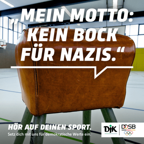 Brauner Turnkasten in einer Sporthalle mit dem Schriftzug: "Mein Motto: Kein Bock f&uuml;r Nazis." und "H&ouml;r auf deinen Sport."