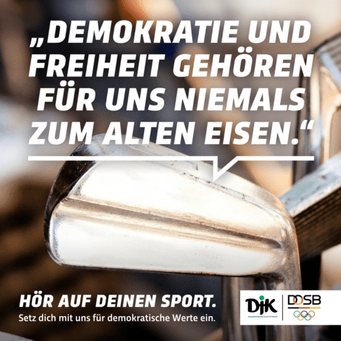 Nahaufnahme eines Golfschl&auml;gers mit einem Zitat &uuml;ber Demokratie und Freiheit auf einem farbigen Hintergrund.