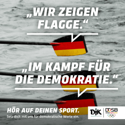 Ruder mit schwarz-rot-goldenen F&auml;hnchen auf Wasser, mit auff&auml;lligen Slogans zur Unterst&uuml;tzung der Demokratie.