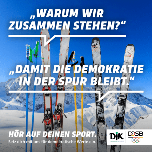 Skier stehen in einer verschneiten Berglandschaft, umgeben von Zitatblasen &uuml;ber Demokratie und Sport.