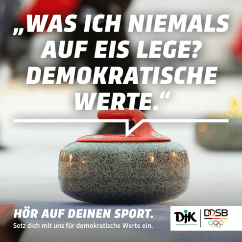 Nahaufnahme eines Curlingsteins auf Eis mit dem Slogan &uuml;ber demokratische Werte im Hintergrund.