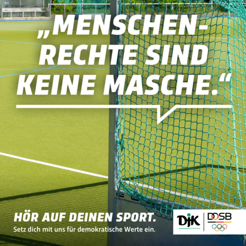 Grafik mit einem Fu&szlig;balltor auf einem Sportplatz und dem Text: &bdquo;Menschenrechte sind keine Masche.&ldquo; und &bdquo;H&ouml;r auf deinen Sport.&ldquo;