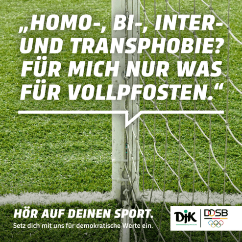 Text mit einer klaren Botschaft gegen Diskriminierung auf einem Fu&szlig;ballfeld, mit Torpfosten und Netz im Hintergrund.