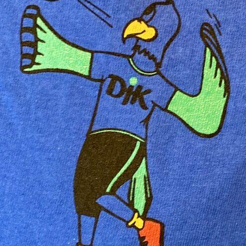 Comicfigur eines sprechenden Vogels in Sportkleidung, der einen Tennisball in der Luft schlägt.