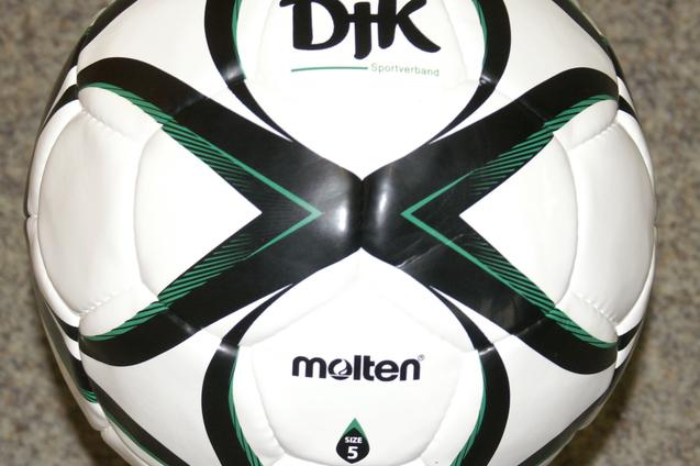Aufsicht auf einen wei&szlig;en Fu&szlig;ball mit gr&uuml;nen und schwarzen Designelementen, beschriftet mit &bdquo;DJK&ldquo; und &bdquo;molten&ldquo;.