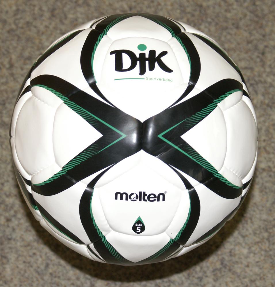 Aufsicht auf einen wei&szlig;en Fu&szlig;ball mit gr&uuml;nen und schwarzen Designelementen, beschriftet mit &bdquo;DJK&ldquo; und &bdquo;molten&ldquo;.