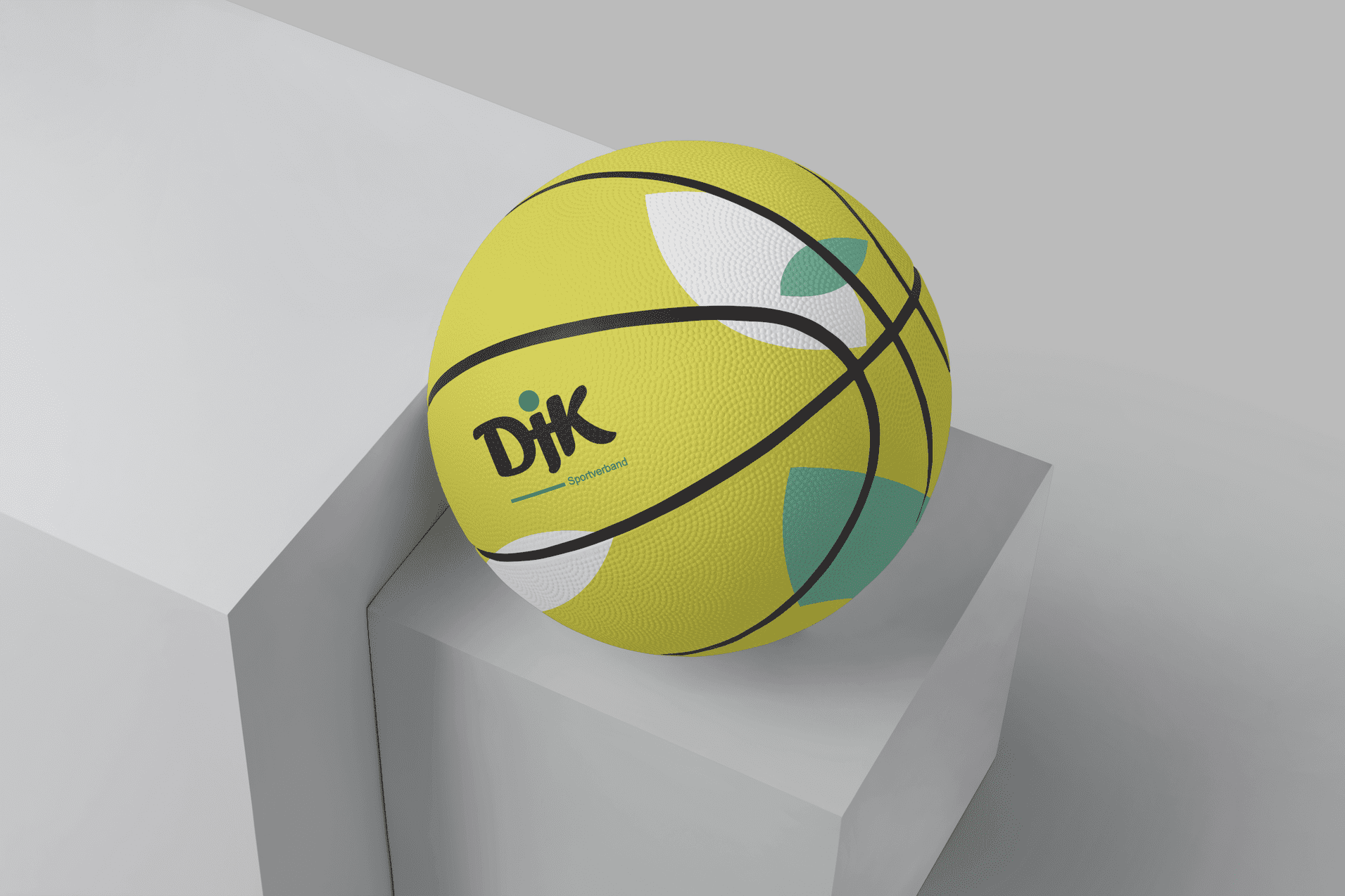 Gelber Basketball mit grafischen Elementen auf einem hellen W&uuml;rfel in minimalistischer Umgebung.