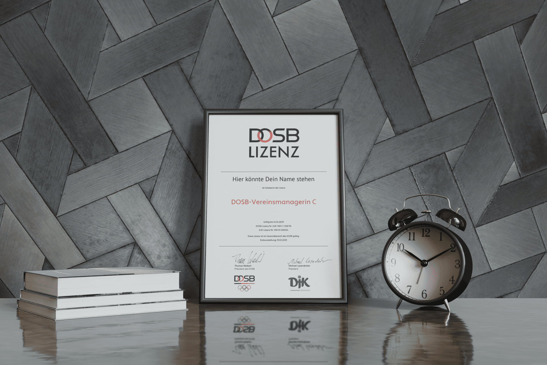 Rahmen mit DOSB-Lizenz-Zertifikat auf einem Tisch, daneben ein Wecker und Stapel B&uuml;cher vor gestreifter Wand.