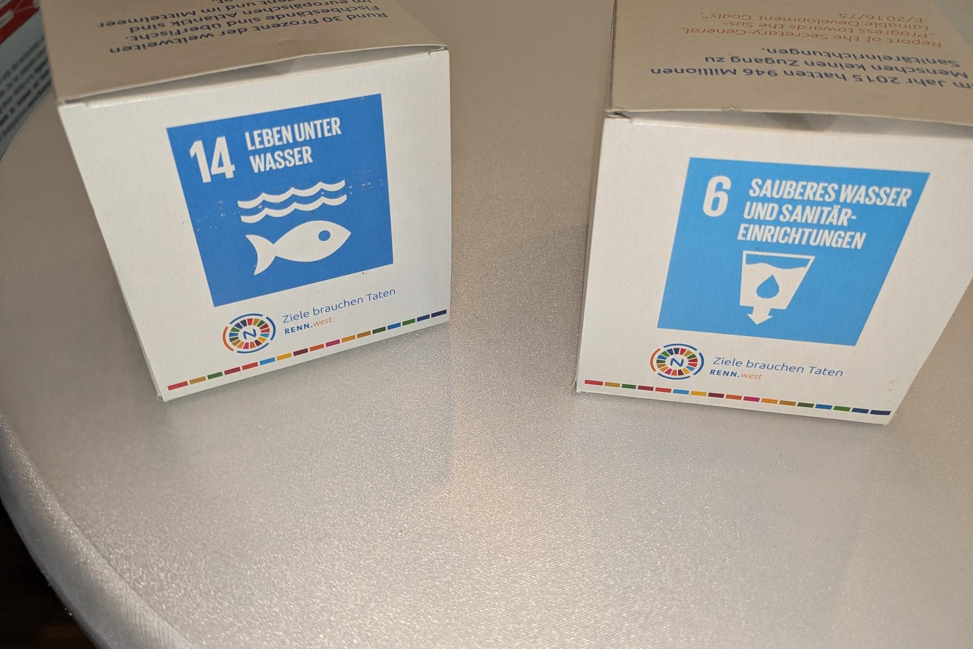 Zwei Schachteln mit den Zielen 14 und 6 der UN-Nachhaltigkeitsziele zur Meeres- und Wasserqualit&auml;t.