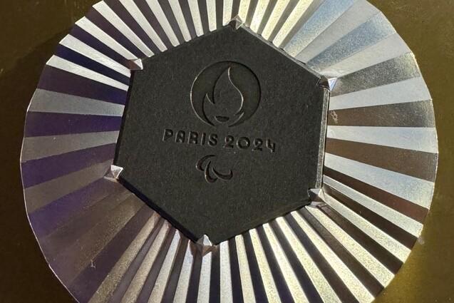 Silberne Medaille f&uuml;r die Paralympics Paris 2024 mit rotem Band und stilisiertem Logo.