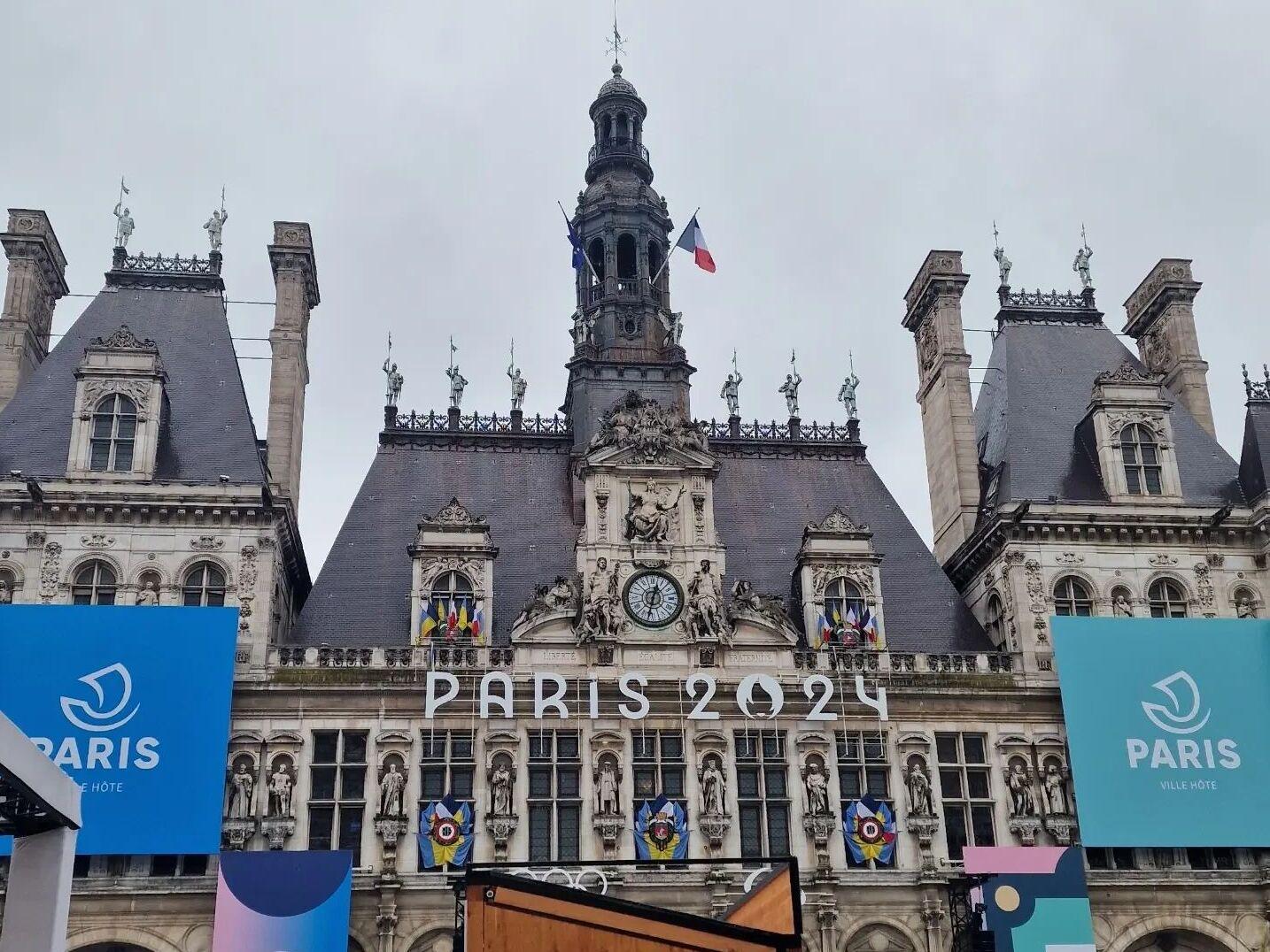 Blick auf das H&ocirc;tel de Ville in Paris, dekoriert f&uuml;r die Olympischen Spiele 2024 mit gro&szlig;en blauen Plakaten.