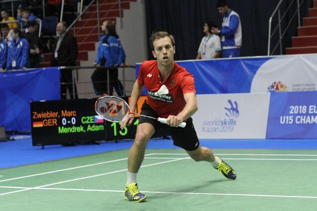 Badmintonspieler Marc Zwiebler in Aktion, schl&auml;gt den Ball auf einem gr&uuml;nen Badmintonfeld w&auml;hrend eines Turniers.