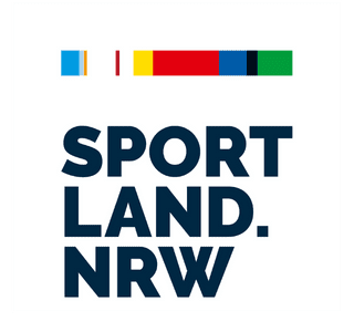 Logo von Sportland NRW mit bunten Strichen oben und dem Schriftzug &bdquo;SPORTLAND. NRW&ldquo; in Gro&szlig;buchstaben.