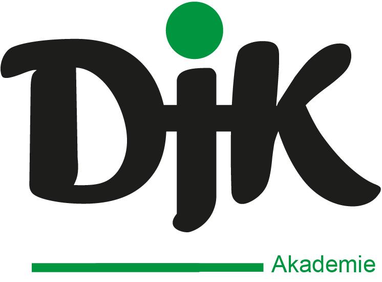 Logo der DJK Akademie mit gro&szlig;en, schwarzen Buchstaben und einem gr&uuml;nen Punkt &uuml;ber dem &bdquo;J&ldquo;.