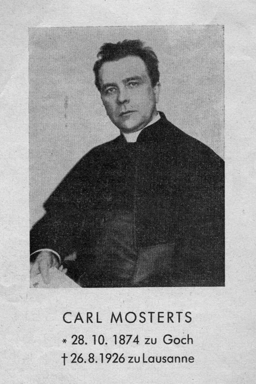 Schwarzweißportrait eines Mannes in Priesterkleidung, mit Name und Lebensdaten darunter auf einer gedruckten Seite.
