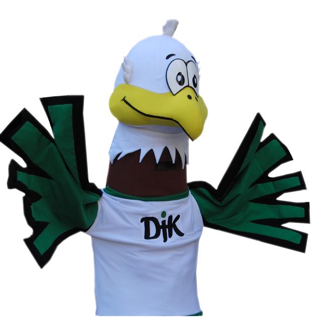 Ein lustiges Vogelmaskottchen mit gro&szlig;en Fl&uuml;geln und einem Shirt mit der Aufschrift &bdquo;DJK&ldquo;.