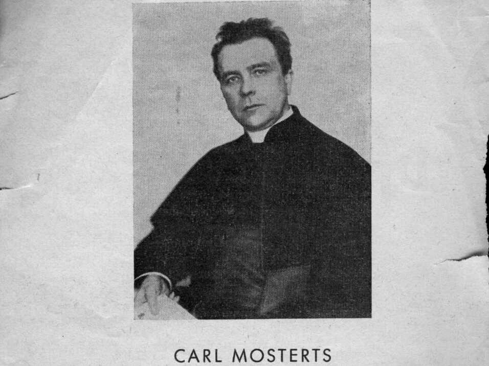 Schwarzwei&szlig;portrait eines Mannes in Priesterkleidung, mit Name und Lebensdaten darunter auf einer gedruckten Seite.