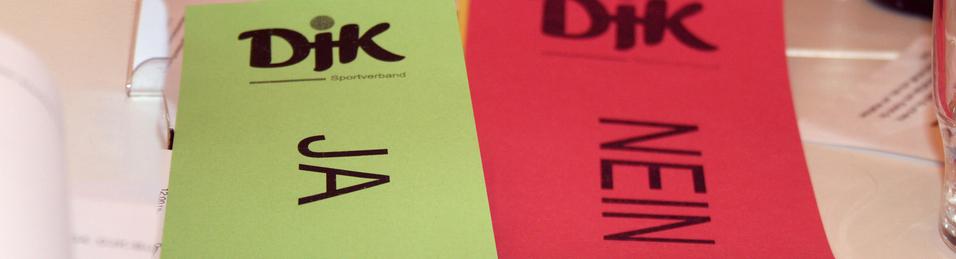 Zwei Abstimmungszeichen in Gr&uuml;n &bdquo;JA&ldquo; und Rot &bdquo;NEIN&ldquo; auf einem Tisch.