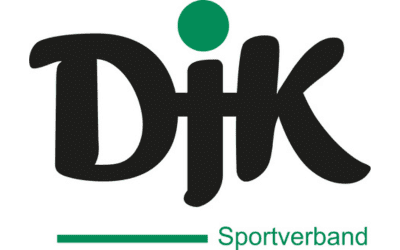 Logo des DJK-Sportverbands mit schwarzem Schriftzug und gr&uuml;nem Punkt &uuml;ber dem "J". Gr&uuml;ne Linie darunter.