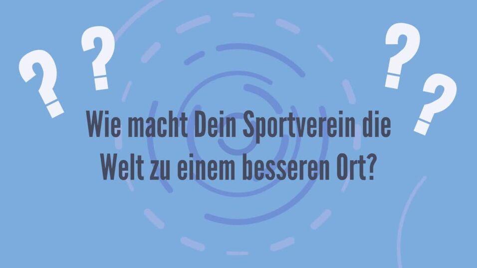 Text auf blauem Hintergrund: "Wie macht Dein Sportverein die Welt zu einem besseren Ort?" Umgeben von Fragezeichen.