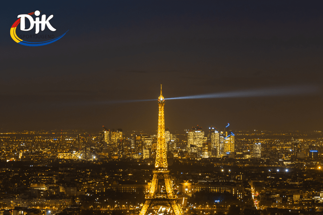 Beleuchteter Eiffelturm bei Nacht &uuml;ber Paris, mit Veranstaltungsdetails f&uuml;r einen deutsch-franz&ouml;sischen Austausch.