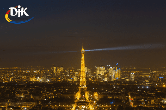 Beleuchteter Eiffelturm bei Nacht &uuml;ber Paris, mit Veranstaltungsdetails f&uuml;r einen deutsch-franz&ouml;sischen Austausch.