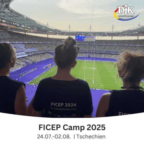 Drei Personen mit R&uuml;ckenansicht stehen im Stadion und schauen auf das Spielfeld w&auml;hrend des FICEP Camps 2025.