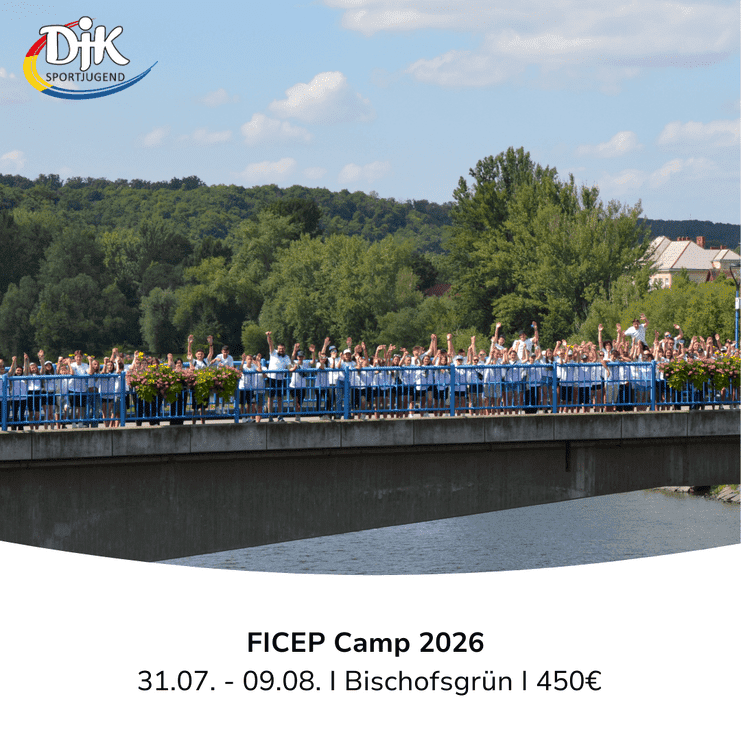 Gruppenn von Teilnehmern des FICEP Camps 2026 stehen mit erhobenen Händen auf einer Brücke über einem Fluss.