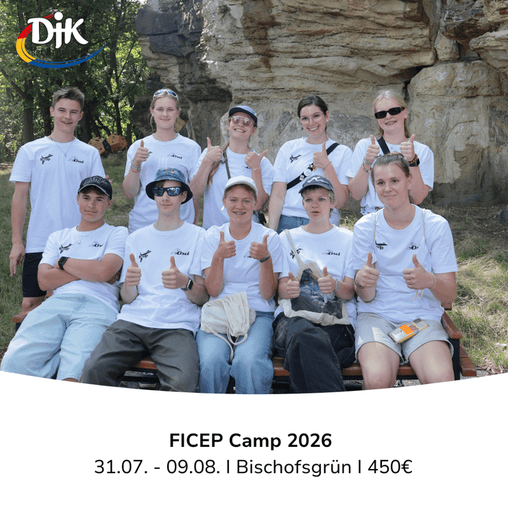 Gruppe von Jugendlichen in weißen T-Shirts zeigt Daumen hoch, sitzend auf einer Bank vor Felsen im Freien.