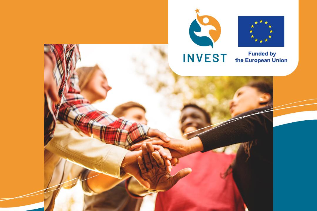 F&uuml;nf H&auml;nde von verschiedenen Personen, die sich in der Mitte treffen, w&auml;hrend sie in einem sonnigen Au&szlig;enbereich stehen.