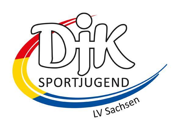 Logo der DJK Sportjugend Sachsen mit Schriftzug und geschwungenen Farben in Rot, Gelb und Blau.