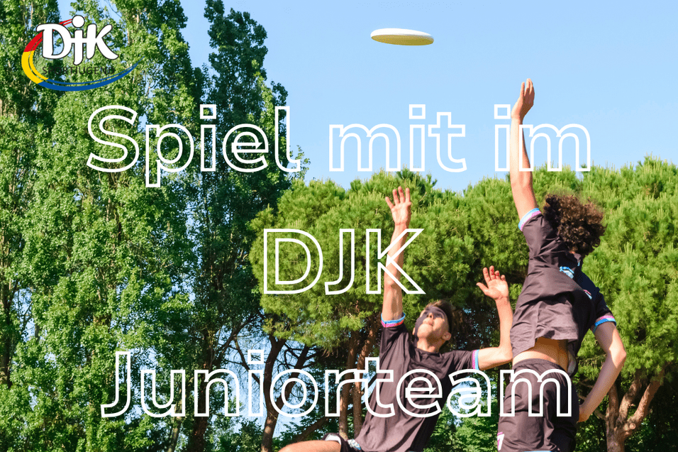 Junge Menschen spielen Frisbee im Freien, umgeben von Bäumen, während ein Banner das DJK Juniorteam-Treffen ankündigt.