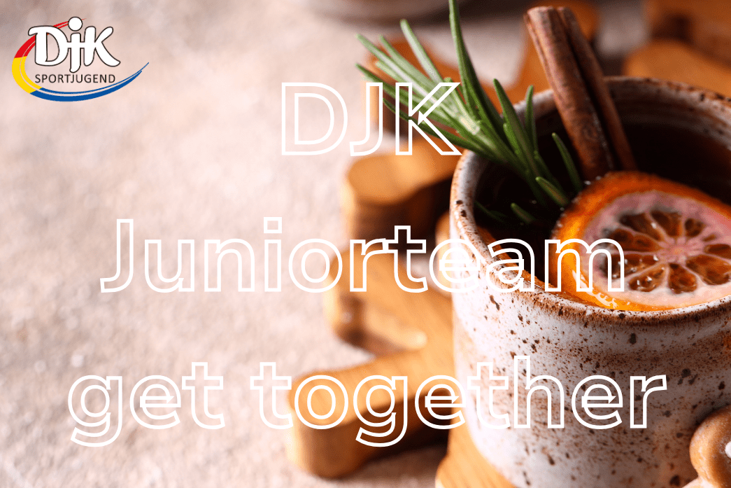 Tasse mit hei&szlig;en Getr&auml;nk und Orangenscheibe auf einem Tisch, umgeben von Holzdekor, mit Textinformationen zum Adventstreffen.