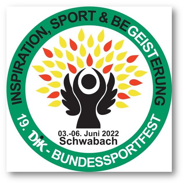 Logo des DJK-Bundesportfestes 2022 mit stilisierter Person und bunten Blättern, Datum und Ort: Schwabach.