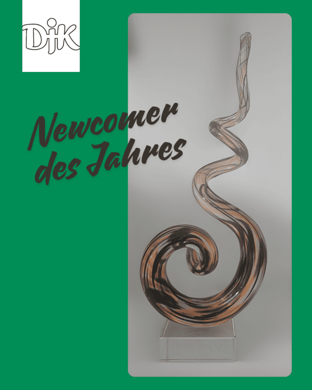 Skulptur mit geschwungenen Linien auf einem transparenten Sockel, Hintergrund in gr&uuml;n, mit Text &bdquo;Newcomer des Jahres&ldquo;.
