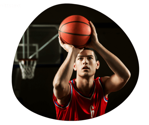 Junger Basketballspieler wirft einen Ball in einem Sporthallensatz mit Korb im Hintergrund.