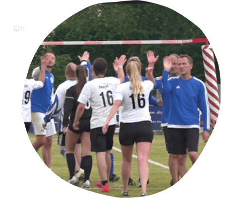 Fu&szlig;ballspieler in wei&szlig;en und blauen Trikots geben sich nach einem Spiel die Hand auf dem Feld.