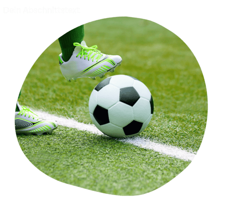 F&uuml;&szlig;e in gr&uuml;nen Fu&szlig;ballschuhen ber&uuml;hren einen schwarz-wei&szlig;en Fu&szlig;ball auf einem Rasenplatz.