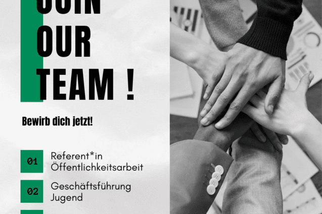 H&auml;nde unterschiedlicher Hautfarben liegen &uuml;bereinander auf einem Tisch, um Teamgeist und Zusammenarbeit zu symbolisieren.