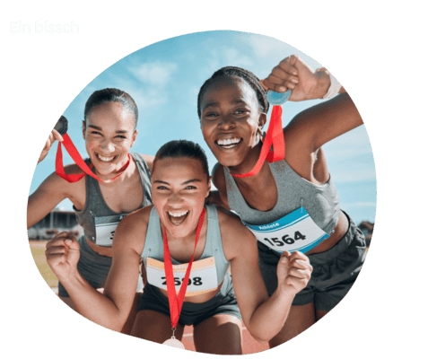 Drei leicht athletische Frauen mit Medaillen l&auml;cheln begeistert auf einer Laufbahn in Sportkleidung.