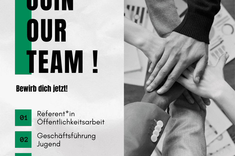 H&auml;nde unterschiedlicher Hautfarben liegen &uuml;bereinander auf einem Tisch, um Teamgeist und Zusammenarbeit zu symbolisieren.