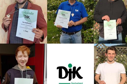 Gruppenfoto von vier Personen, die stolz Urkunden des DJK Sportverbands halten, mit Logo in der Mitte.