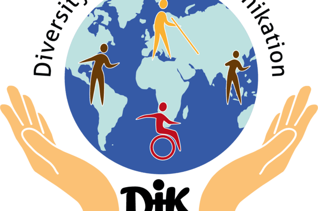 Logo mit einer Weltkarte, umgeben von H&auml;nden, symbolisiert Vielfalt und Inklusion in Kommunikation und Spielen.