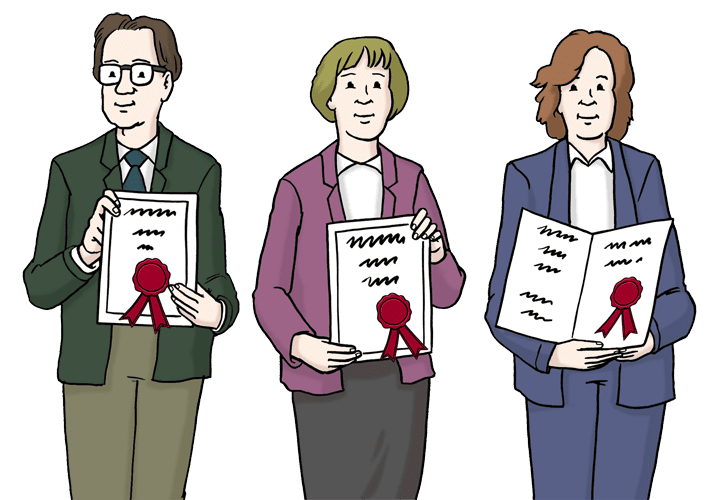 Drei Personen halten stolz ihre Dokumente mit roten Aufklebern in den Händen, stehend vor neutralem Hintergrund.