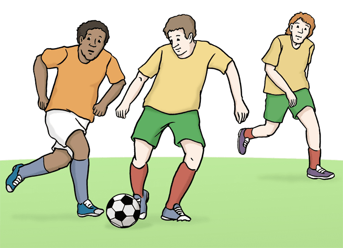 Drei Kinder in Fu&szlig;balltrikots spielen mit einem Ball auf einer gr&uuml;nen Wiese.