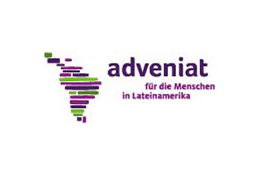 Logo von Adveniat mit stilisierter, bunter Abbildung eines Kontinents und dem Slogan &bdquo;f&uuml;r die Menschen in Lateinamerika&ldquo;.