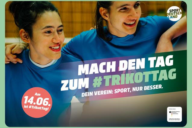 Zwei junge Frauen in Sportkleidung l&auml;cheln, w&auml;hrend sie einen Aufruf zum #Trikottag am 14.06. unterst&uuml;tzen.